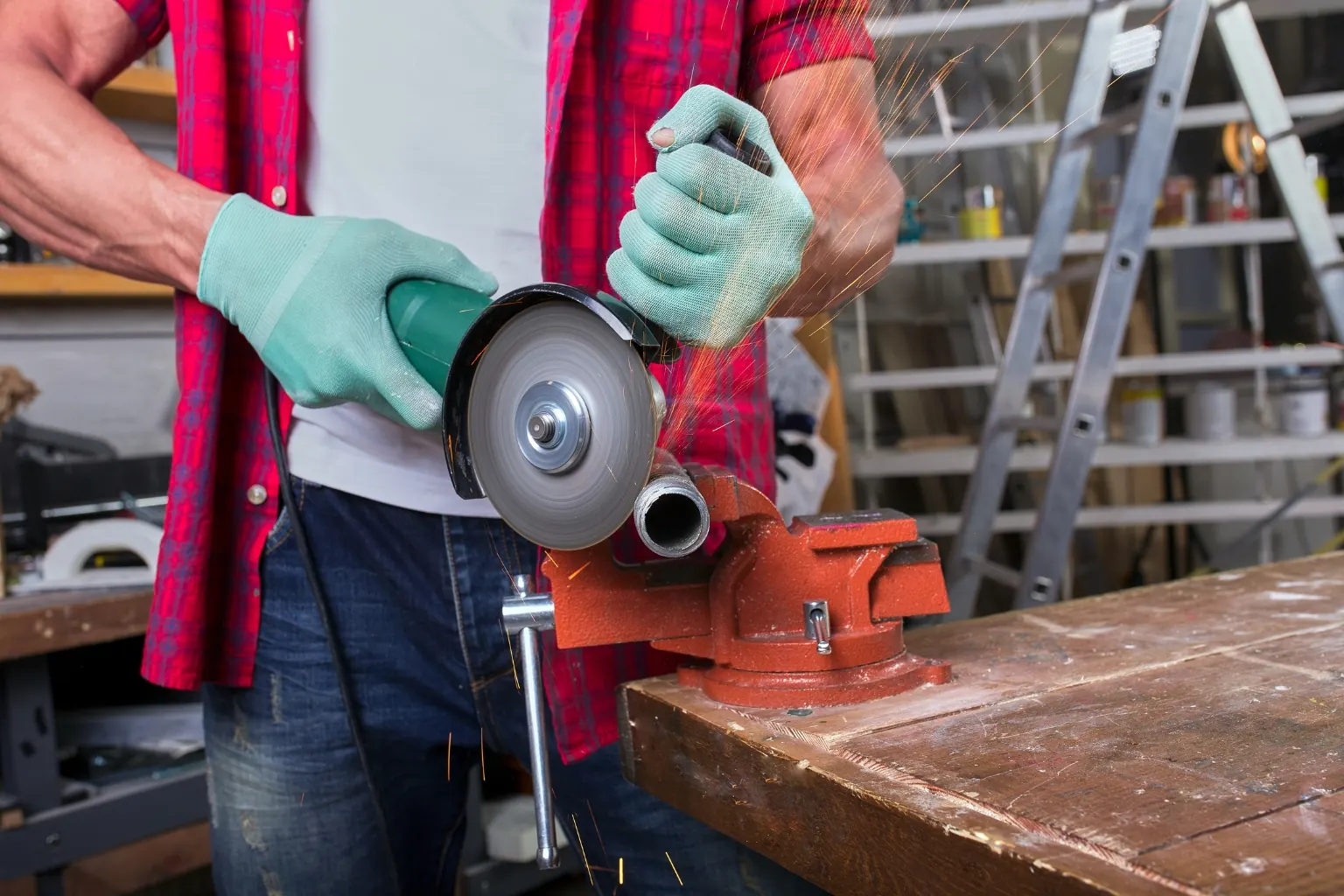 Fabricação e solda de peças metálicas